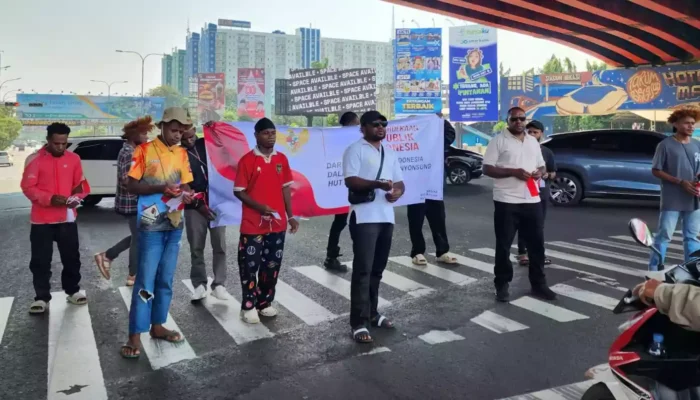 Semangat Kemerdekaan RI Mahasiswa dan Pemuda Papua, Warnai Lewat Aksi Bagi-Bagi Bendera
