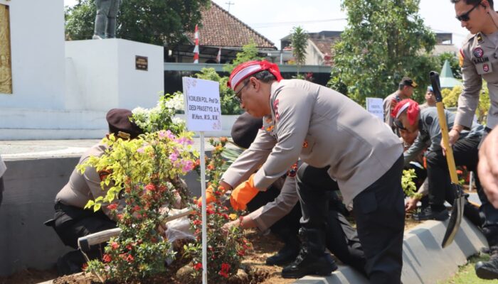 Alumni Akpol 90 Tanam Puluhan Pohon di Palagan Ambarawa