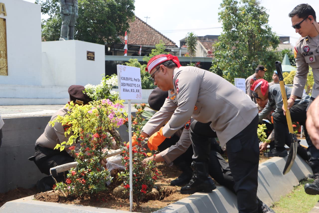 Alumni Akpol 90 Tanam Puluhan Pohon di Palagan Ambarawa