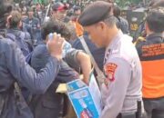 Tunjukkan Sisi Humanis, Polisi Bagikan Air Minum di Aksi Demo DPR