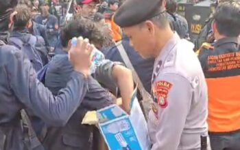 Tunjukkan Sisi Humanis, Polisi Bagikan Air Minum di Aksi Demo DPR