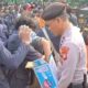Momen Polisi Bagikan Air Mineral ke Pendemo yang Kehausan