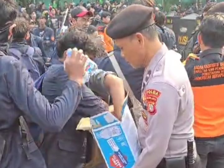 Tunjukkan Sisi Humanis, Polisi Bagikan Air Minum di Aksi Demo DPR