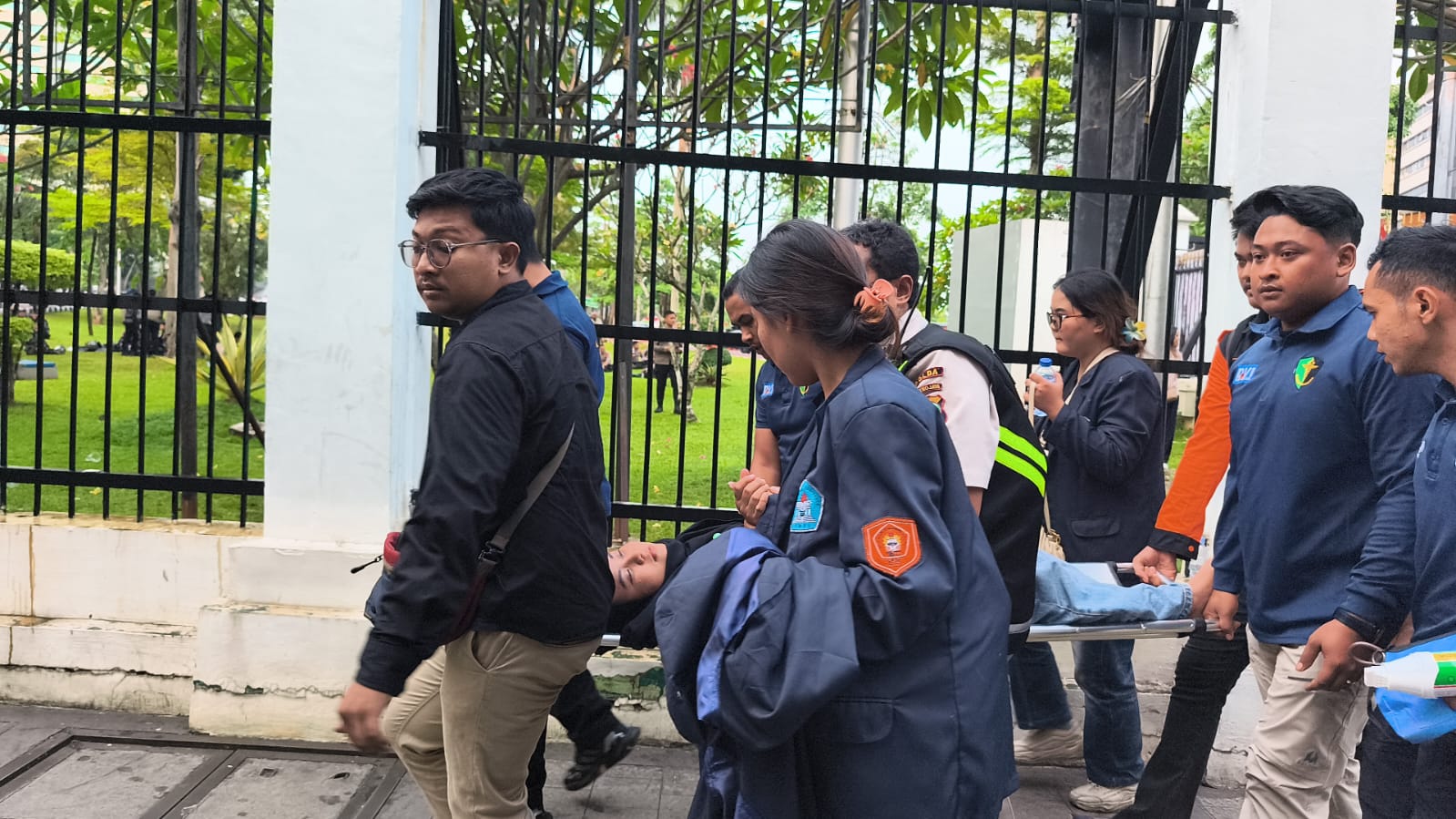 Dokkes Polda Metro Jaya Gerak Cepat Tangani Mahasiswi Pingsan Saat Aksi di DPR