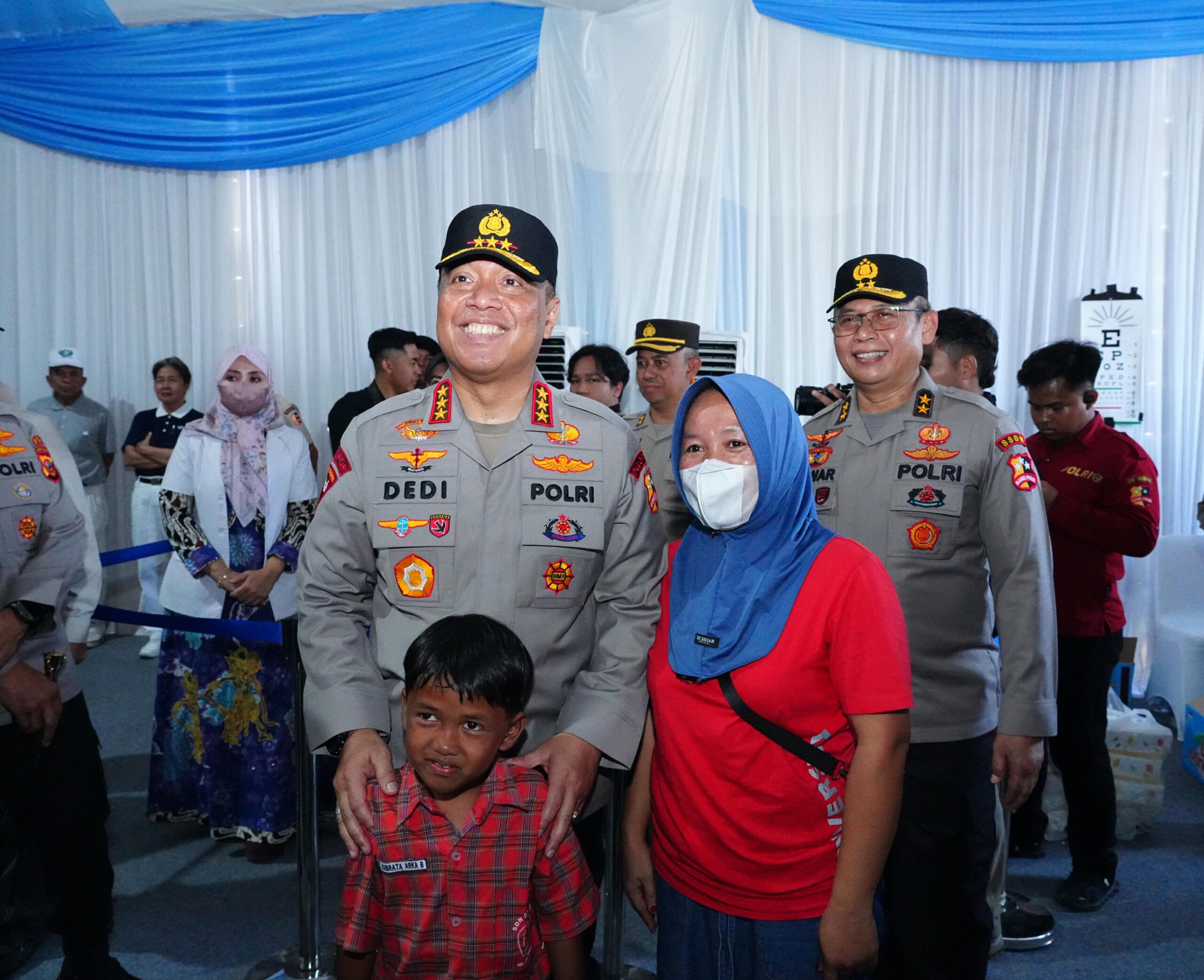 Wakapolri Sapa Warga Gunung Sindur dalam Bakti Sosial Sekolah Kemala Taruna Bhayangkara