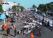 Bangkai Mobil Berserakan Usai Dibakar Massa Demo di Matraman Raya Jatinegara