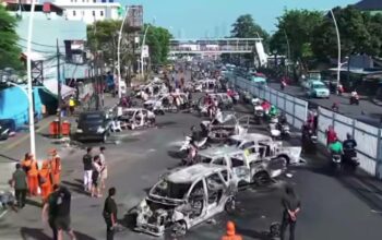 Bangkai Mobil Berserakan Usai Dibakar Massa Demo di Matraman Raya Jatinegara