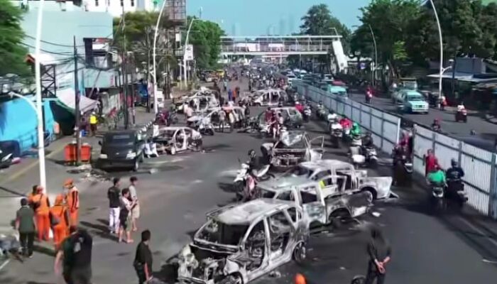 Bangkai Mobil Berserakan Usai Dibakar Massa Demo di Matraman Raya Jatinegara