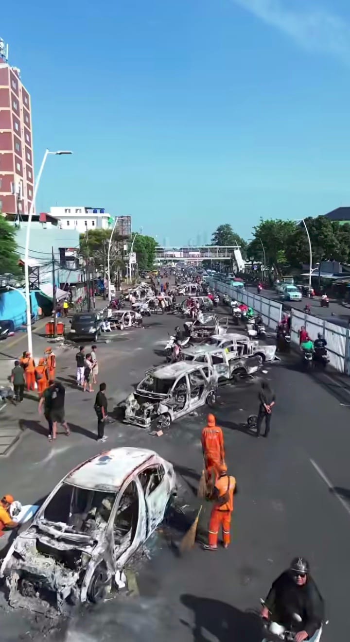 Bangkai Mobil Berserakan Usai Dibakar Massa Demo di Matraman Raya Jatinegara