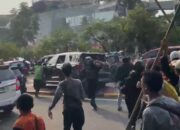 Aksi Demo 25 Agustus Terciderai ! Massa Anarko Mengamuk, Mobil Warga Hancur di Jalan Gatot Soebroto