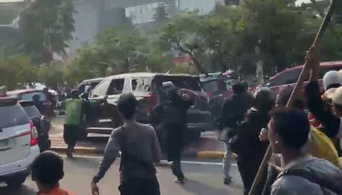 Aksi Demo 25 Agustus Terciderai ! Massa Anarko Mengamuk, Mobil Warga Hancur di Jalan Gatot Soebroto