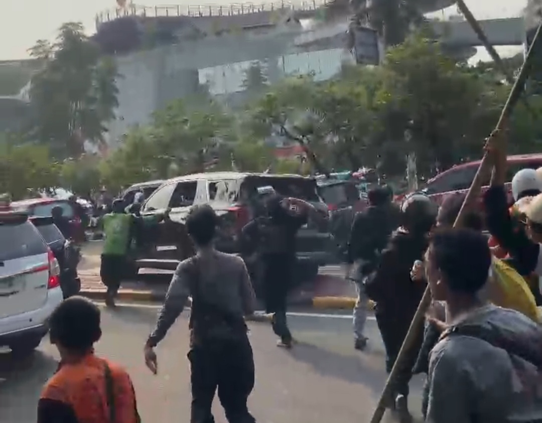 Aksi Demo 25 Agustus Terciderai ! Massa Anarko Mengamuk, Mobil Warga Hancur di Jalan Gatot Soebroto