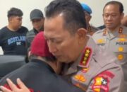 Kapolri Peluk dan Minta Maaf Pada Keluarga Sopir Ojol yang Terlindas Rantis Brimob