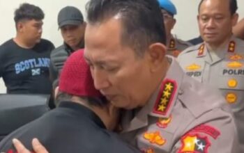 Kapolri Peluk dan Minta Maaf Pada Keluarga Sopir Ojol yang Terlindas Rantis Brimob