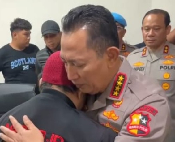 Kapolri Peluk dan Minta Maaf Pada Keluarga Sopir Ojol yang Terlindas Rantis Brimob