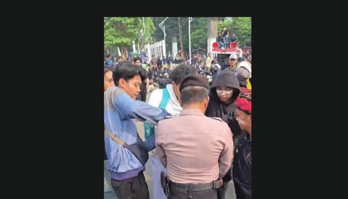 Momen Polisi Bagikan Air Mineral ke Pendemo yang Kehausan