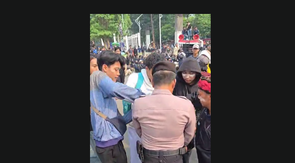 Momen Polisi Bagikan Air Mineral ke Pendemo yang Kehausan