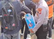 Polisi Bagikan Air Mineral kepada Mahasiswa Saat Aksi di DPR
