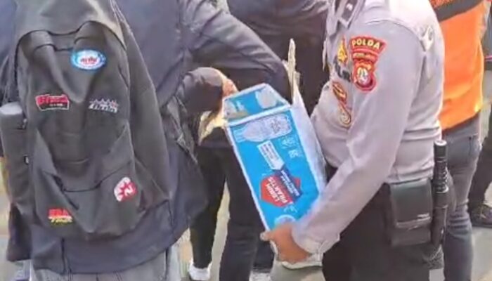 Polisi Bagikan Air Mineral kepada Mahasiswa Saat Aksi di DPR