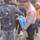 Polisi Bagikan Air Mineral kepada Mahasiswa Saat Aksi di DPR