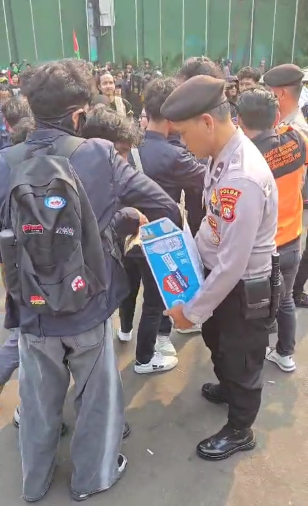 Polisi Bagikan Air Mineral kepada Mahasiswa Saat Aksi di DPR