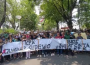 Ratusan Warga Pati Longmarch Kirim Surat ke KPK, Desak Bupati Sudewo Jadi Tersangka