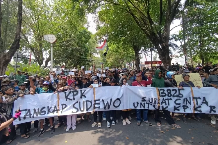 Ratusan Warga Pati Longmarch Kirim Surat ke KPK, Desak Bupati Sudewo Jadi Tersangka