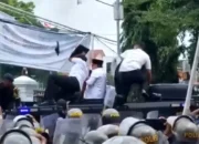 Polisi Jadi Korban Lemparan Massa Saat Demo Rusuh di Pati