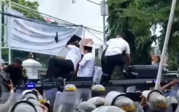 Polisi Jadi Korban Lemparan Massa Saat Demo Rusuh di Pati