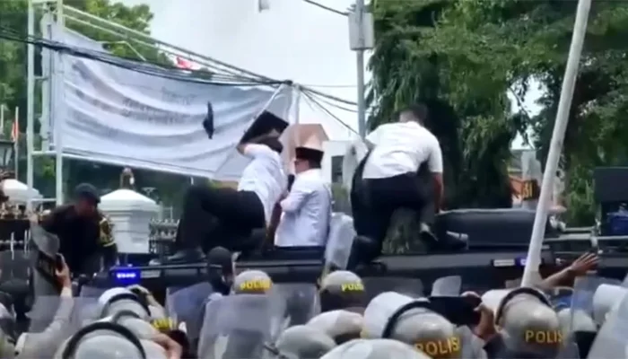 Polisi Jadi Korban Lemparan Massa Saat Demo Rusuh di Pati