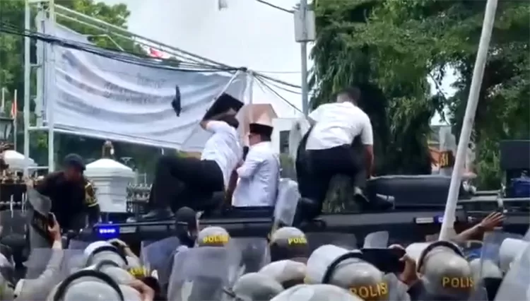 Polisi Jadi Korban Lemparan Massa Saat Demo Rusuh di Pati