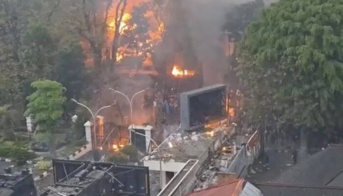 Demokrasi Terbakar, Aspirasi Menjadi Api