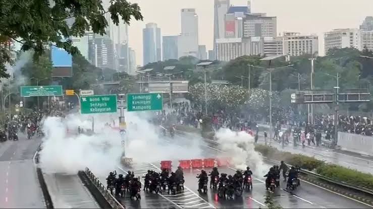 Joget-joget DPR di Tengah Kesulitan Rakyat: Polri yang Terjebak dalam Kerusuhan Massa