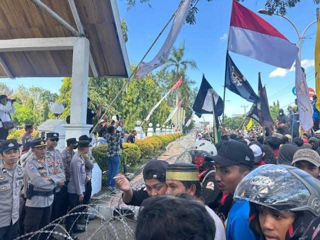 Diduga Ditunggangi Kelompok Anarko, Aksi Tolak Kenaikan PBB P2 di Bone Berujung Ricuh