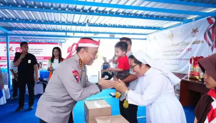 Wakapolri Komjen Dedi Serahkan Bansos untuk Lansia dan Biarawati di Semarang