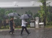 Reshuffle Kabinet: Mantan Wakapolri Ahmad Dofiri Beserta Istri Tiba di Istana 