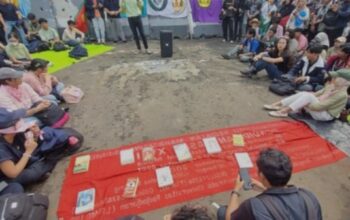 Aksi Damai ‘Piknik Nasional Rakyat’ di Depan DPR RI