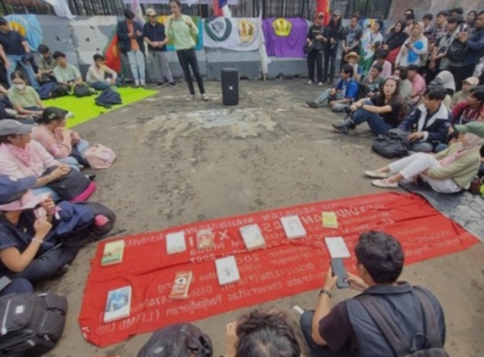 Aksi Damai ‘Piknik Nasional Rakyat’ di Depan DPR RI