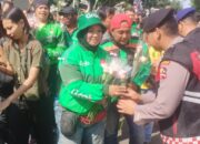 Penuh Haru! Ratusan Ojol Gelar Aksi Damai Tebar Mawar Putih di Monas: Bersatu Lawan Provokasi