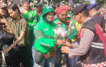 Penuh Haru! Ratusan Ojol Gelar Aksi Damai Tebar Mawar Putih di Monas: Bersatu Lawan Provokasi