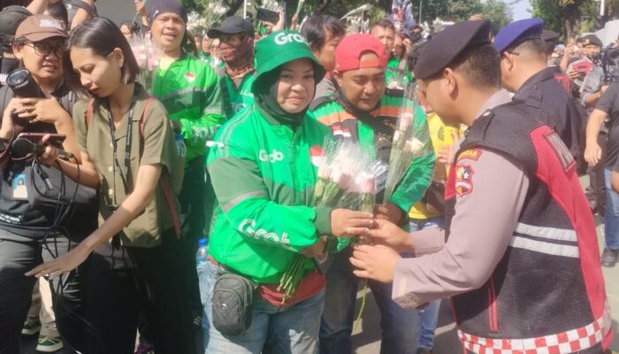 Penuh Haru! Ratusan Ojol Gelar Aksi Damai Tebar Mawar Putih di Monas: Bersatu Lawan Provokasi