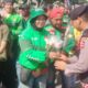 Penuh Haru! Ratusan Ojol Gelar Aksi Damai Tebar Mawar Putih di Monas: Bersatu Lawan Provokasi
