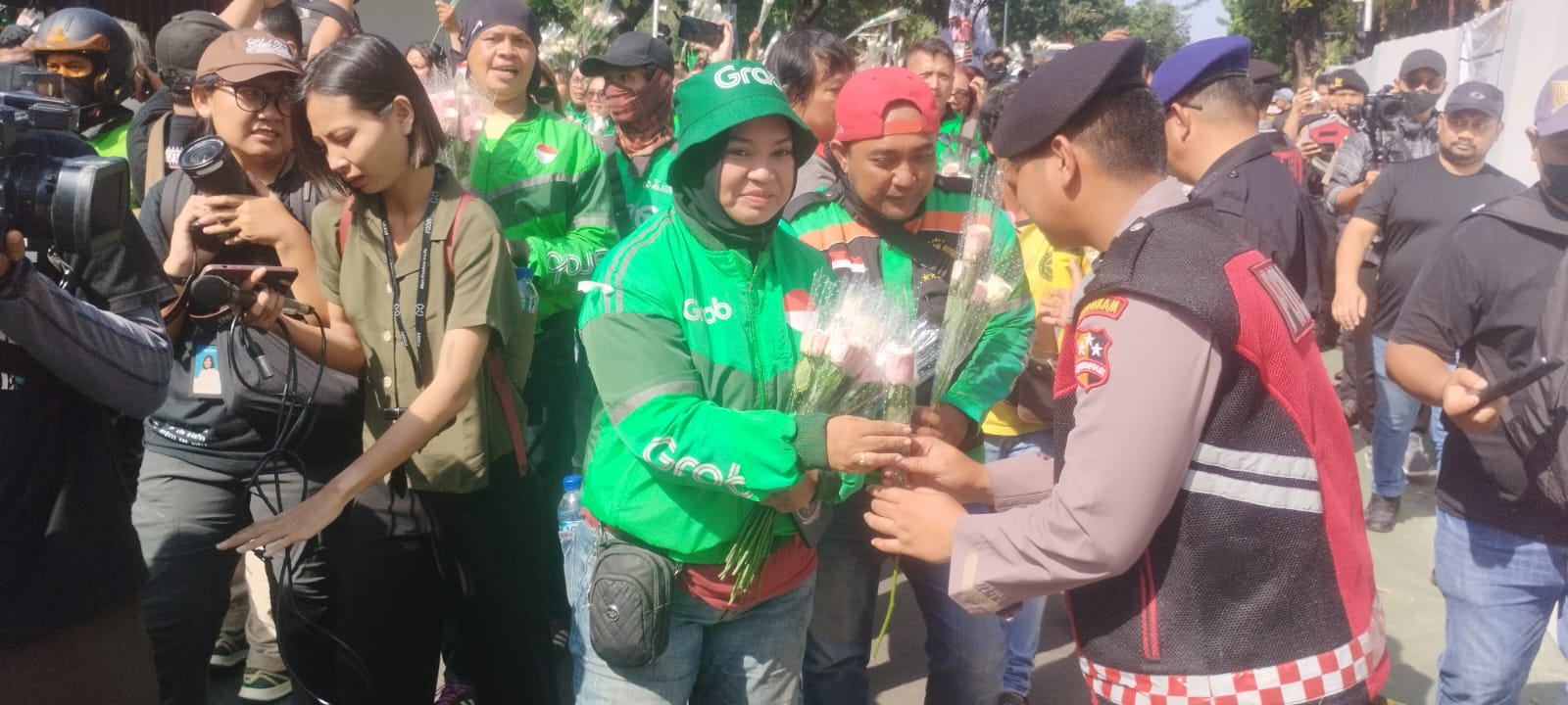 Penuh Haru! Ratusan Ojol Gelar Aksi Damai Tebar Mawar Putih di Monas: Bersatu Lawan Provokasi