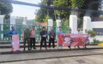 Aliansi Pendukung Prabowo Gelar Aksi Damai di Tugu Proklamasi, Bagikan Ribuan Bendera Merah Putih
