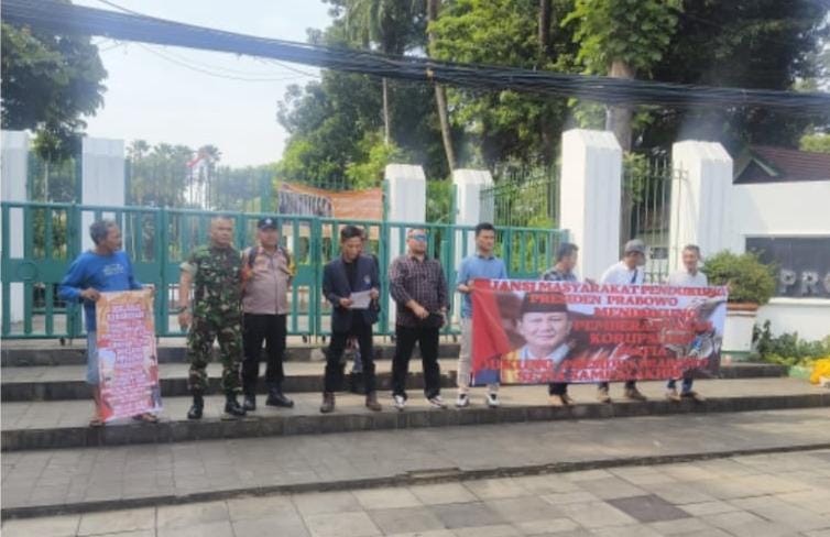 Aliansi Pendukung Prabowo Gelar Aksi Damai di Tugu Proklamasi, Bagikan Ribuan Bendera Merah Putih