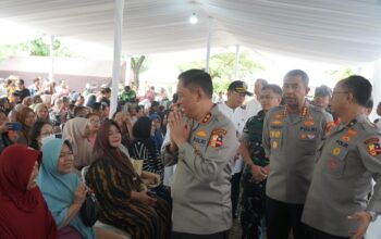 Polres Metro Jakbar Gelar Gerakan Pangan Murah dan Jumat Berkah, Warga Membludak Antusias