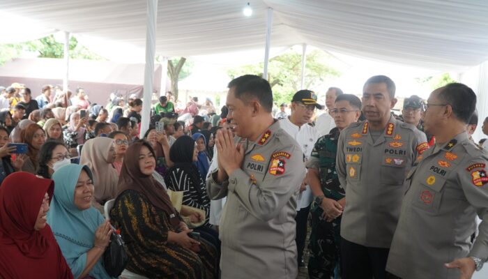 Polres Metro Jakbar Gelar Gerakan Pangan Murah dan Jumat Berkah, Warga Membludak Antusias