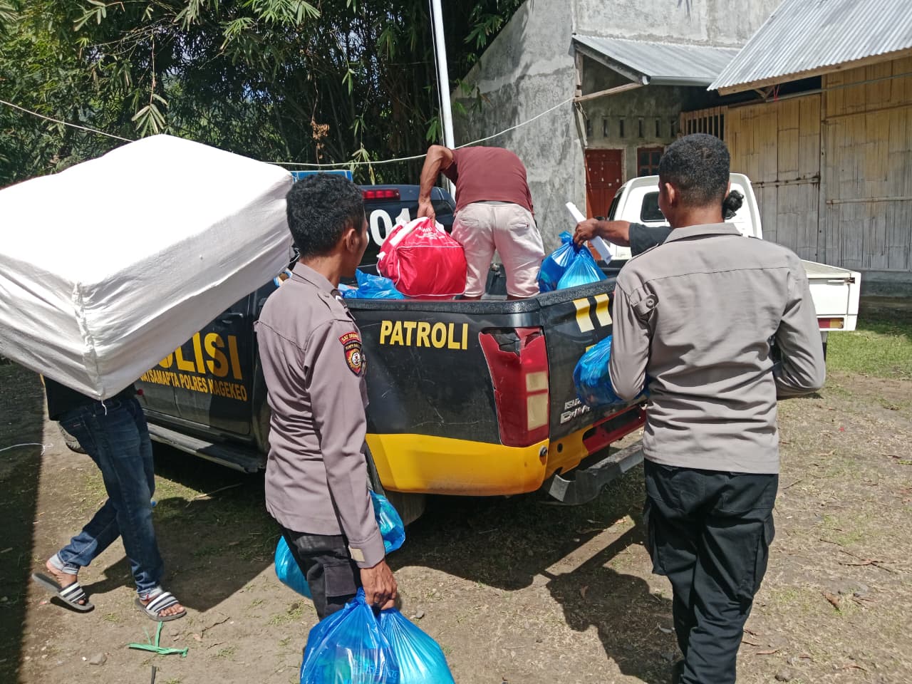 Sinergi Polres Nagekeo Bantu Korban Banjir Mauponggo Nagekeo