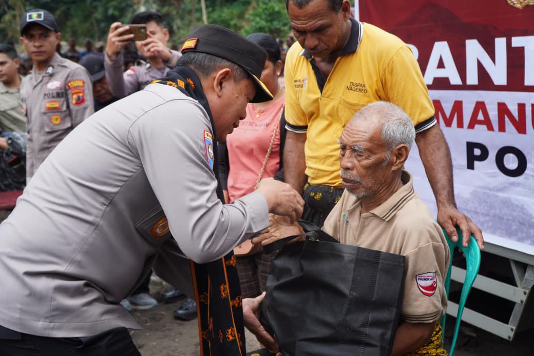 Polri Hadir untuk Negeri: Salurkan Bantuan ke Korban Bencana Mauponggo