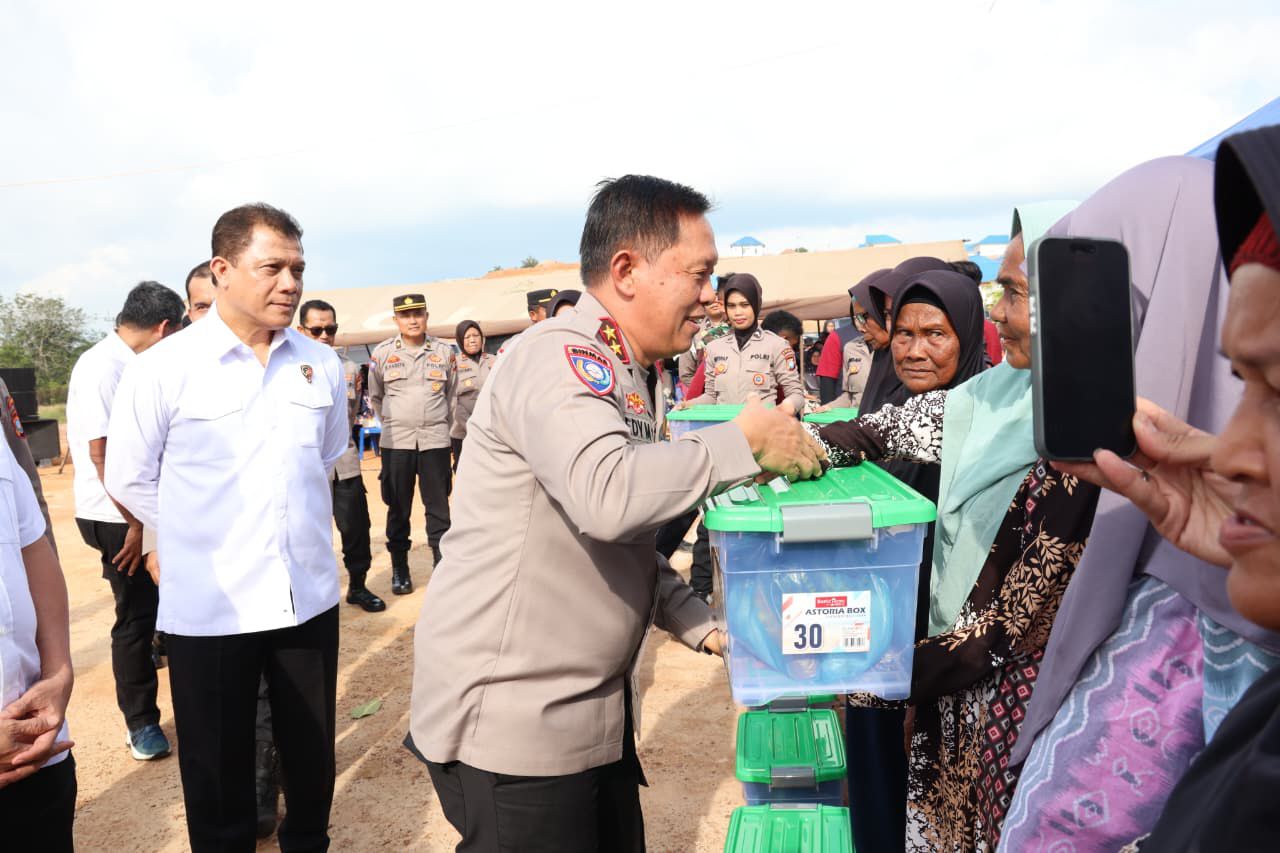 Tiga Dekade Lebih Mengabdi, IKDB 90 dan Polri Berbagi Kasih di Batam
